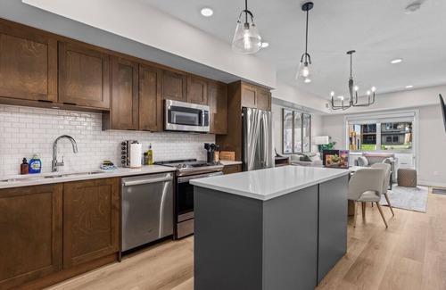 Dead Man's Flats Apartment | Luxury 1 Bed|Mountain Views |Heated Pool & Hot Tub