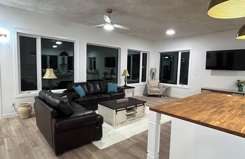 Alberta Beach Apartment | Luxury 1-bedroom corporate apartment with AC, WiFi in Alberta Beach