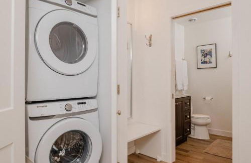 Neenah Apartment | Luxury 1 Bedroom Downtown Neenah Flat