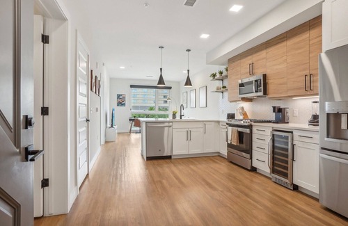 City Park West Apartment | Luxury 1 Bedroom, Gym, Spa, Garage, King bed