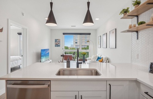 City Park West Apartment | Luxury 1 Bedroom, Gym, Spa, Garage, King bed