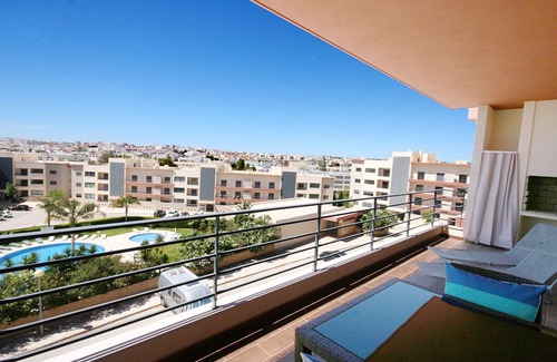 Albardeira House | Luxury 1 Bedroom w/Communal Pool & Great Views, WiFi, Close to Marina & Beach