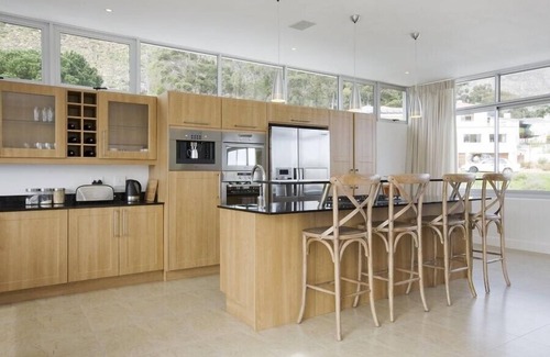 Hout Bay Villa | Luxury 12 bed villa with pool & amazing views, no load-shedding, aircon