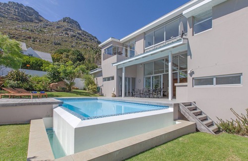 Hout Bay Villa | Luxury 12 bed villa with pool & amazing views, no load-shedding, aircon