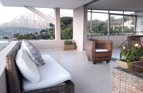 Hout Bay Villa | Luxury 12 bed villa with pool & amazing views, no load-shedding, aircon