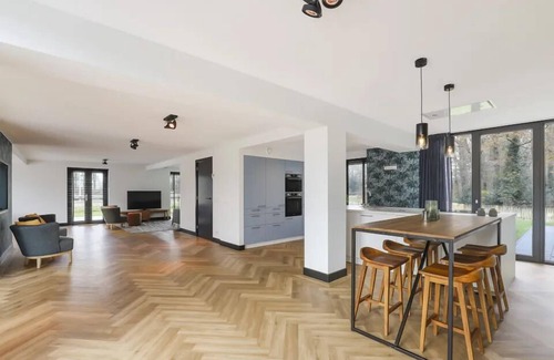 Gramsbergen House | Luxury 12-person villa with canal view, 6 bedrooms, 3 bathrooms, fenced garden and designer kitchen at Holiday Park ’t Hooge Holt.