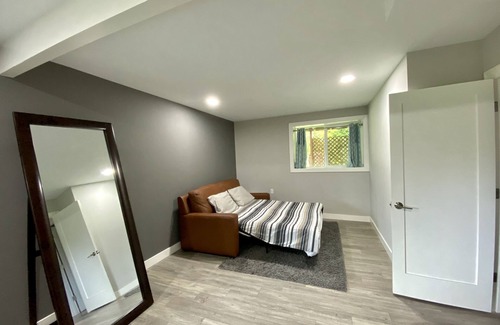 Newcastle House | Luxury 1400 sq ft apartment in quiet neighborhood