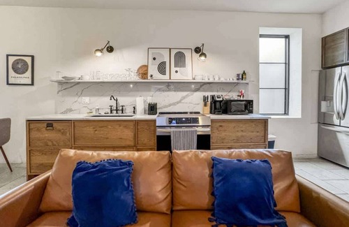 Society Hill Apartment | Luxury 1BD | 1 Bed | South St