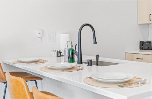 St. Anthony West Apartment | Luxury 1BD DT Roof top Gym Street Parking