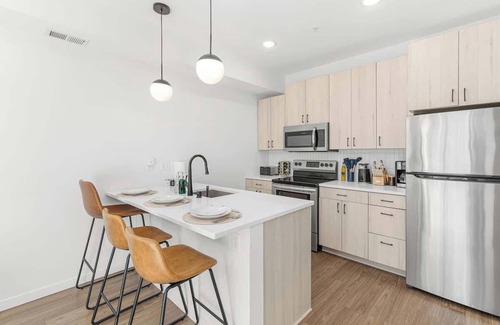 St. Anthony West Apartment | Luxury 1BD, DT, Roof top, Gym, Street Parking