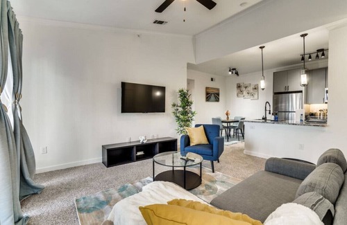 McNeil Apartment | Luxury 1Bedroom Apt with Pool
