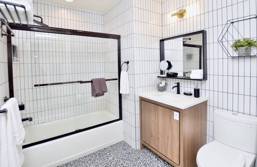 Central Business District Apartment | 🔰Luxury 1BR Apt Kng Bed Rooftop DwnTwn Newark 5🌟