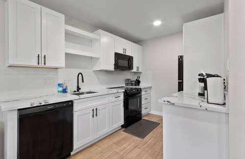 Neartown Apartment | Luxury 1BR Suite in the Heart of Montrose - Minutes from Med Ctr and Downtown