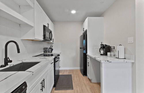 Neartown Apartment | Luxury 1BR Suite in the Heart of Montrose - Minutes from Med Ctr and Downtown