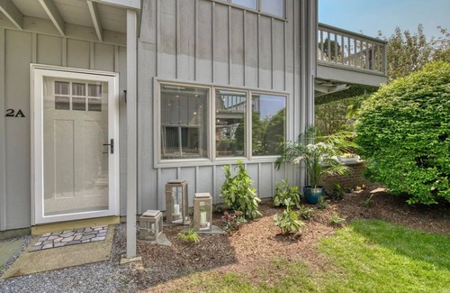 Sag Harbor House | Luxury 1BR Townhouse in Sag Harbor Walk to Dining & Waterfront