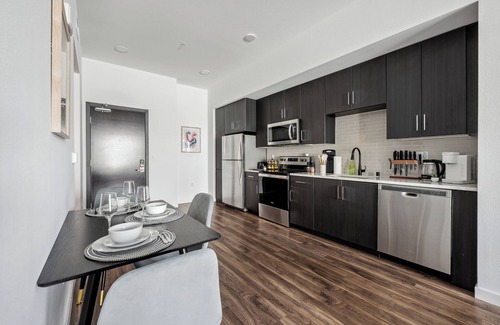 Pico - Robertson Apartment | Luxury 1BR with pool, jacuzzi, free parking