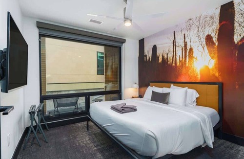 Berkeley Hotel | Luxury 2/1 on Tennyson St w/Rooftop Deck & Views