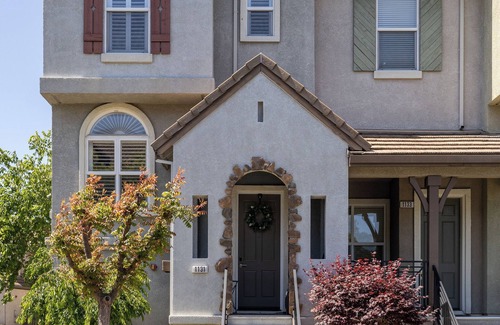 East San Mateo House | Luxury 2/3 townhome in the best neighborhood of San Mateo - next to Wholefoods !