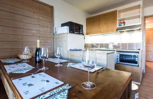 Bellentre Apartment | Luxury 2 bedroom apartment within a chalet, 55m2 in village location Les Coches