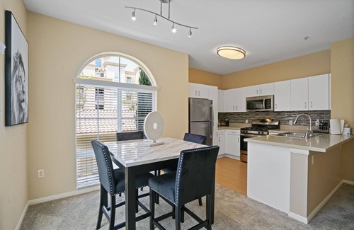 Anaheim Resort Apartment | Luxury 2-BD/BA Apt! 5 Mins to Disney ! Angel Stadium! Honda Center! The Outlets!