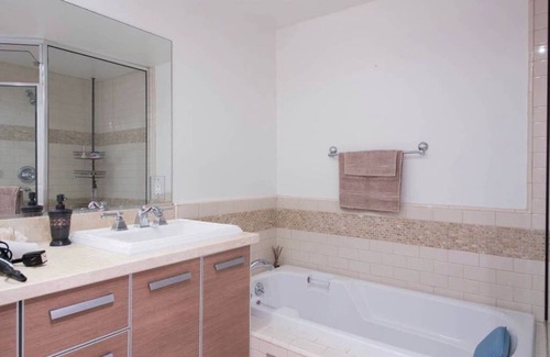 Beverly Hills Apartment | Luxury 2 bed 2 bath across 4 Seasons BH