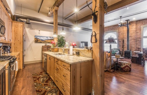 Ouray Condo | Luxury 2-bed-2 bath Loft- Downtown Ouray- Overlooking Main Street-AC