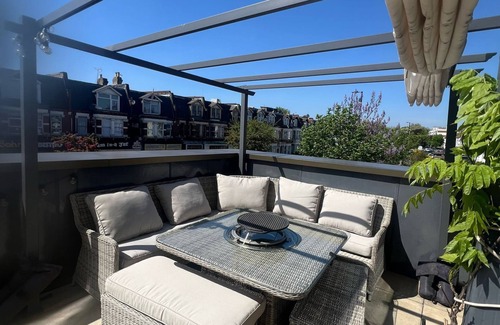 Harringay Ladder Apartment | Luxury 2-bed, 2-bathroom apartment with sunny patio near Finsbury Park