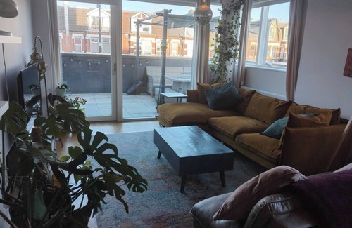 Harringay Ladder Apartment | Luxury 2-bed, 2-bathroom apartment with sunny patio near Finsbury Park