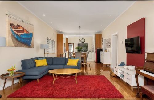 Cape Town City Centre Apartment | Luxury 2 bed Apartment l Pool + Mountain Views