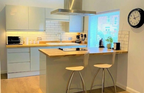 Eaton Apartment | Luxury 2 bed Apartment-Golden Triangle w/Parking