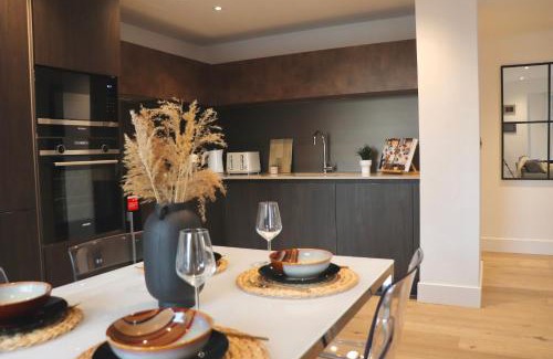 Vauxhall Apartment | Luxury 2 Bed Apartment Vauxhall, Balcony, Sleeps 4, Central London - Open for Business stays, Long Stays, Families Relocating