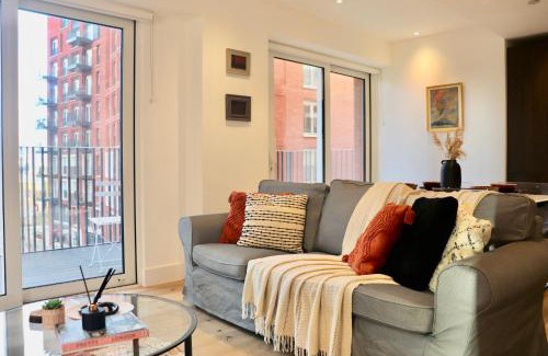 Vauxhall Apartment | Luxury 2 Bed Apartment Vauxhall, Balcony, Sleeps 4, Central London - Open for Business stays, Long Stays, Families Relocating