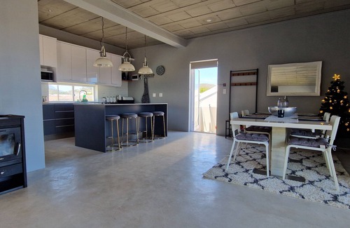 Sandbaai House | Luxury 2 Bed apartment boasting a rooftop terrace, with mountain & sea views.