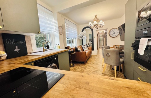 Christchurch Apartment | Luxury 2 Bed Designer Flat with Private Garden in London