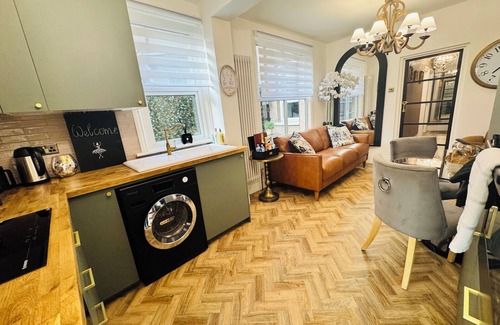 Christchurch Apartment | Luxury 2 Bed Designer Flat with Private Garden in London