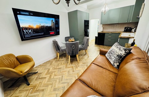 Christchurch Apartment | Luxury 2 Bed Designer Flat with Private Garden in London