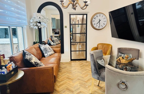 Christchurch Apartment | Luxury 2 Bed Designer Flat with Private Garden in London