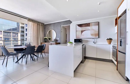 Greater Johannesburg Metropolitan Area Apartment | Luxury 2 bed en-suite on the 10th floor with views