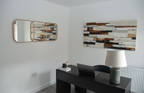 Watford Town Centre House | Luxury 2 Bed House, Loft Garden , Watford Staduim, Harry Po, Free Parking, Netfx