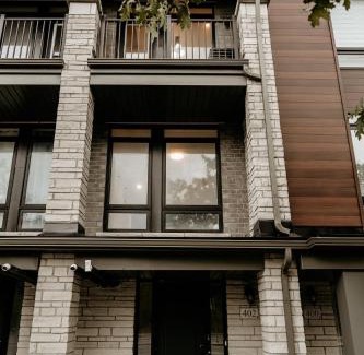 Ajax Villa | Luxury 2-Bed Townhouse Near Waterfront & Downtown