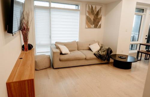 Ajax Villa | Luxury 2-Bed Townhouse Near Waterfront & Downtown