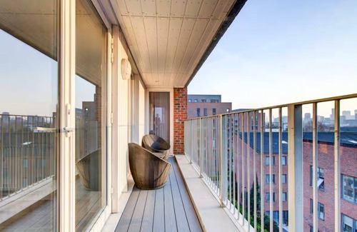 Canning Town Apartment | Luxury 2 Bedroom 2 Bathroom w/Balcony, Free Parking, 10 mins to Excel London