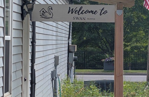 Manlius Apartment | Luxury 2-bedroom apartment in excellent Manlius with WiFi, AC