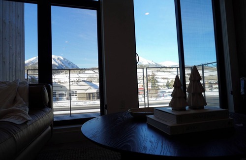 Willow Grove Condo | Luxury 2-bedroom Condo on the Blue River in Silverthorne