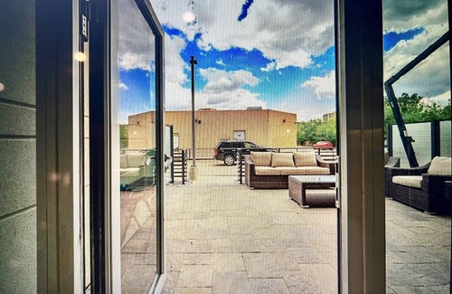 Richmond Hill Apartment | Luxury 2 Bedroom Family Size Condo