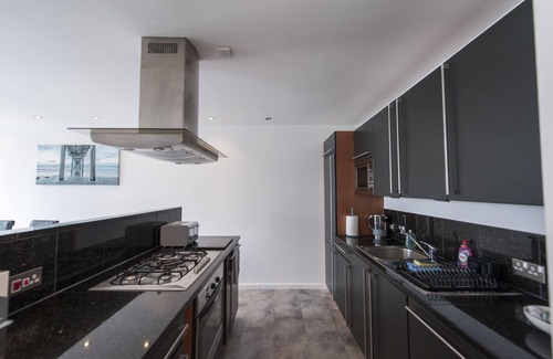West End Apartment | Luxury 2 bedroom City Centre Apartment (with lift, underground parking, wifi)