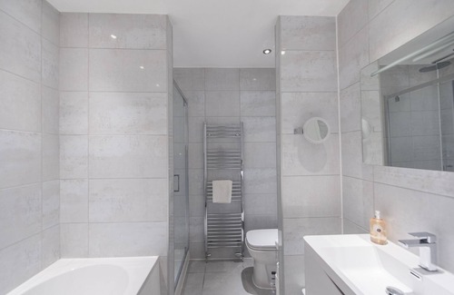 West End Apartment | Luxury 2 bedroom City Centre Apartment (with lift, underground parking, wifi)