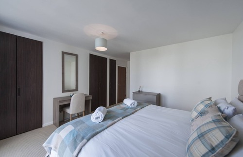 West End Apartment | Luxury 2 bedroom City Centre Apartment (with lift, underground parking, wifi)