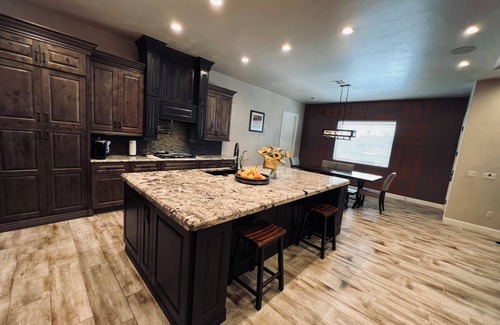 Hildale House | Luxury 2-bedroom home/pool table/Steam room/indoor jacuzzi & hot tub. Views!