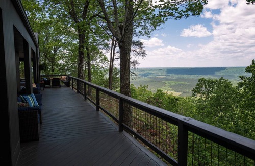 Mentone House | Luxury 2 BR Home w/Hot Tub & Fire Pit on the Edge of Lookout Mountain w/Stunning Views of the Valley